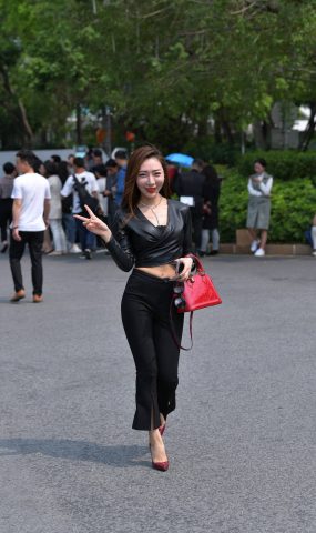 唯美街拍 NO.633 街拍仅身裤红色高跟鞋少妇 [120P]
