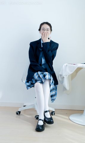 勿恋传媒 NO.2244 菜菜-皮鞋、厚白丝、jk至服、皮筋绑脚老头乐挠脚剧情[160P]