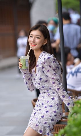 精选街拍作品 1636 摄神街拍作品 – 清纯活泼美腿玉足小解解[80P]