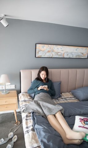 勿恋传媒 No.124 可儿-床边的肉丝秀 [99P]