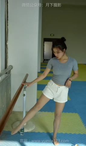 爱月下 NO.001 茜茜【舞蹈热身】作为拉拉队长，每天必修课就是加强舞蹈训练！[111P]