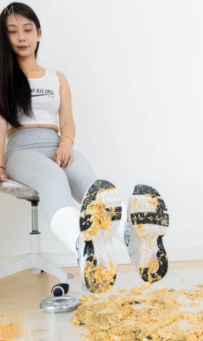 勿恋传媒 NO.2417 岚岚-运动鞋、白棉袜、瑜伽裤[110P]