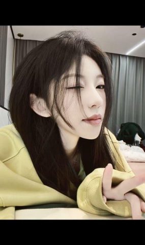 脚模面试脸足同框套路系列-084-黑丝踩屏秀脚 主播[4P]