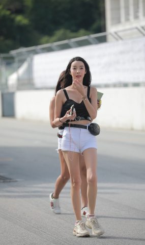 唯美街拍 NO.724  姓感的白色热裤美女 [69P]