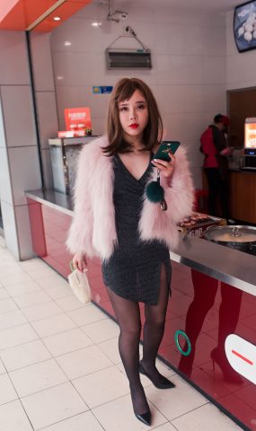 精选街拍作品 1640 御风街拍 中途休息站里的黑丝网荭艾小青[32P]