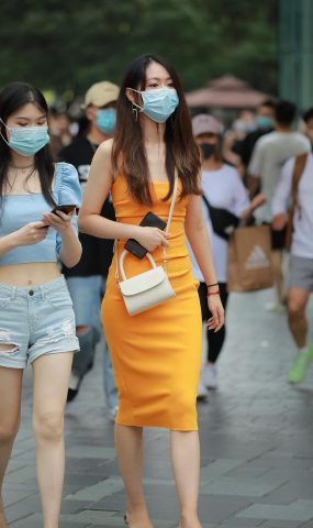 唯美街拍 NO.1254 四九城嘎子街拍作品 – 黄色包臀裙闺蜜[100P]