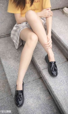 兔玩映画 C156 楼梯上的果腿格裙 [40P]